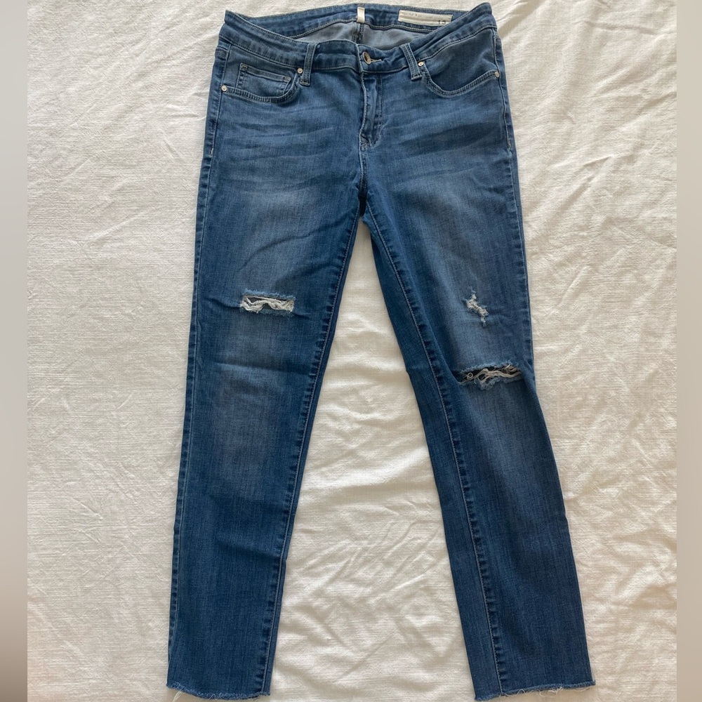 SPECIAL A distressed skinny jean